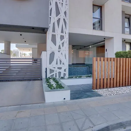 Sea View Deluxe Gaia 302 شقة *